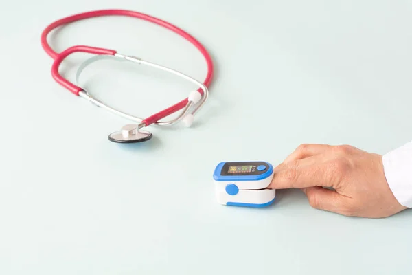 Pulse Oximeter Finger Digital Device Measure Person Oxygen Saturation Reduced — Stock Photo, Image