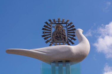 Minsk, Belarus-19 Nisan 2021: Minsk 'in Annesi' nin ikonunun ortaya çıkmasının onuruna anıt. Bu, yenilenmiş Zybitskaya Caddesi 'ndeki bir anıttır..