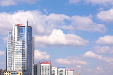 Minsk, Belarus - 19 Nisan 2021: Nemiga 'daki modern binaların manzarası, şehir merkezi