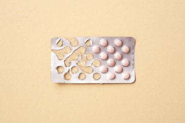 İlaç ve haplar. Bej arkaplanda tablet.