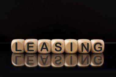 Kiralama sözcüğünün siyah arkaplanda yansıması olan bloklar .