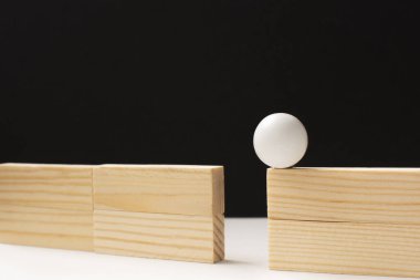 İş konsepti eğitim ve meydan okuma. Tahta top yüksek duvarda ve diğer tarafa geçirilmesi gerekiyor. Sorun çözme ve karar verme konusunda..