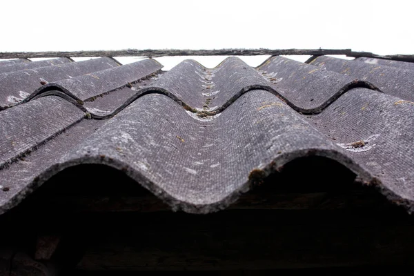 旧的波浪形石板屋顶 旧石板的结构 铺满旧石棉板的棚顶 室外室内 — 图库照片