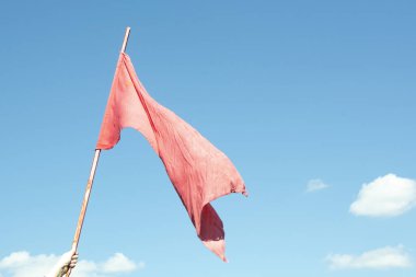 Sovyet Sosyalist Cumhuriyetler Birliği mavi arka planda bayrak sallıyor.