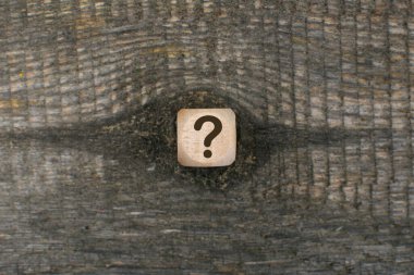 Tahta arka plandaki tahta küplerde bir soru işareti var. Sorular, Cevaplar ve Beyin Fırtınası Konseptleri