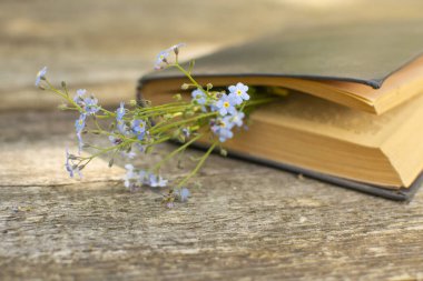 Çarşaf arka planında bir kitaptaki 