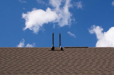 Çatıdaki ahşap merdivenler mavi gökyüzüne karşı, fetheden yükseklikler.