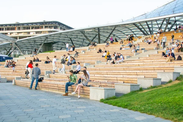 MOSCOW, RUSSIA-2 Temmuz 2021: Zaryadye Park, Moskova 'daki Büyük Amfitiyatro