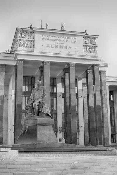 러시아 모스크바 2021 러시아 모스크바에 도서관 앞쪽에 표도르 도스토예프스키 기념비 — 스톡 사진