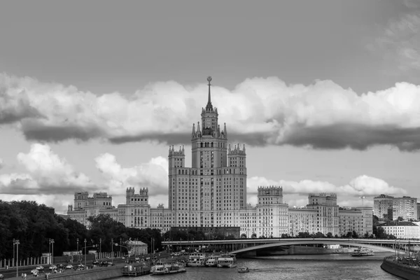 Moscow Ryssland Juni 2021 Moskvoretskaja Vall Moskva Och Höghus Kotelnicheskaja — Stockfoto