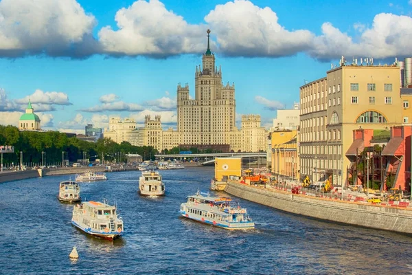 Moskau Russland Juni 2021 Moskvorezkaja Ufer Moskwa Fluss Und Hochhaus — Stockfoto