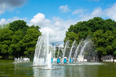 Moskova, Rusya - 3 Temmuz 2021: Moskova şehir manzarası. Moskova Gorky Park 'taki Çeşme