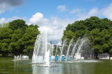 Moskova, Rusya - 3 Temmuz 2021: Moskova şehir manzarası. Moskova Gorky Park 'taki Çeşme