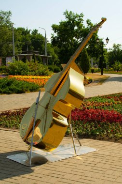 Vitebsk, Belarus- 16 Temmuz 2021: Vitebsk şehir merkezinde Altın Çello