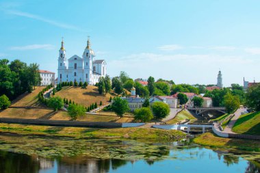 Vitebsk, Belarus- 16 Temmuz 2021: Tepedeki ve Kutsal Ruh Manastırı 'ndaki Kutsal Varsayım Katedrali ve Batı Dvina Nehri. Vitebsk, Belarus