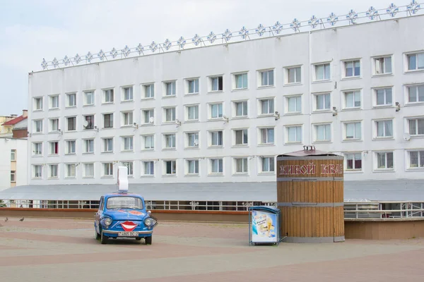 Vitebsk Belarus Julho 2021 Carro Azul Fundo Edifício Branco Centro — Fotografia de Stock