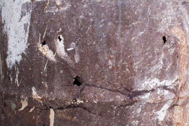 Paslı metal arka planda bir delik. Metal korozyon. Eski metal