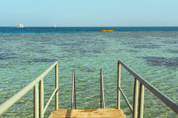通往红海 酒店海滩 埃及胡尔加达的台阶 — 图库照片