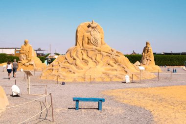 HURAGADA, EGYPT-EPTEMBER 17, 2021: kum heykelleri olan bir kum şehri. Hurghada 'ya gezi