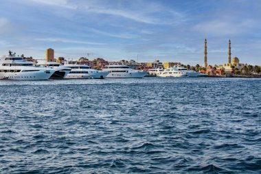 HURGHADA, EGYPT - 22 Eylül 2021: Cami El Mina Mescid, deniz manzaralı