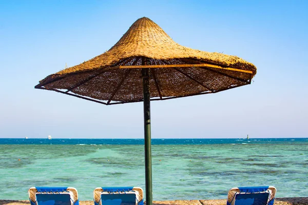 带遮阳伞和日光浴床的海滩景观 埃及Hurghada — 图库照片