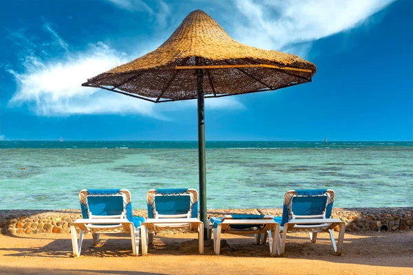 Uitzicht Het Strand Met Parasols Ligbedden Hurghada Egypte — Stockfoto