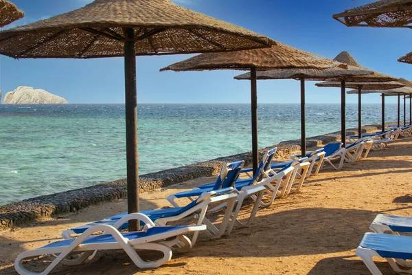 Vista Playa Con Sombrillas Tumbonas Hurghada Egipto — Foto de Stock