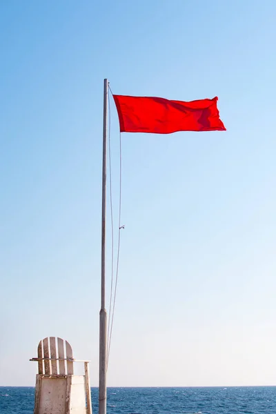 Красный Флаг Белый Деревянный Стул Фоне Голубого Неба Красного Моря — стоковое фото