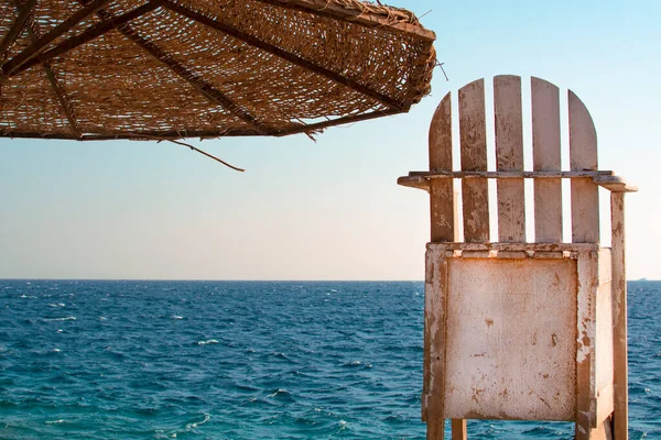 Sombrilla Silla Madera Blanca Fondo Del Cielo Azul Mar Rojo — Foto de Stock