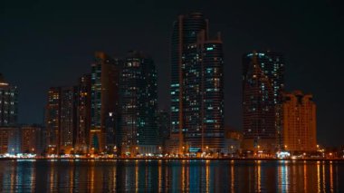 Dubai Skyline bir nehir ya da denizin arka planına karşı
