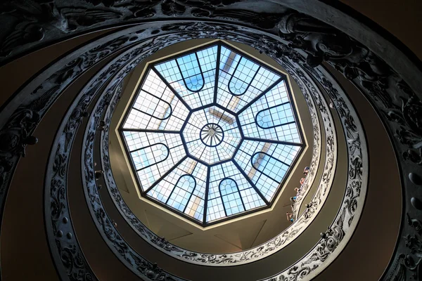 Лестница в музее Ватикана — стоковое фото