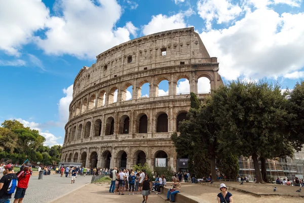 Blick auf das Kolosseum mit Bäumen — Stockfoto