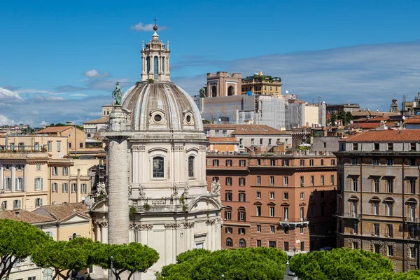 Рим с видом на колонну и купол — стоковое фото