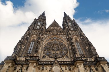 St Vitus alttan görünüm