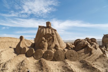 Lara KumLand Heykelleri