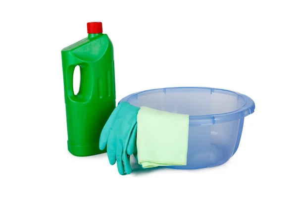 Garrafas de detergente de limpeza em cesta — Fotografia de Stock