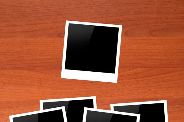 Lege afbeeldingsframes op houten tafel — Stockfoto