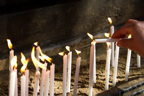 Velas encendidas para la oración —  Fotos de Stock