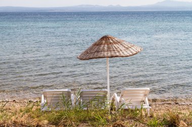 Şezlong ve yaz aylarında güneş şemsiyesi