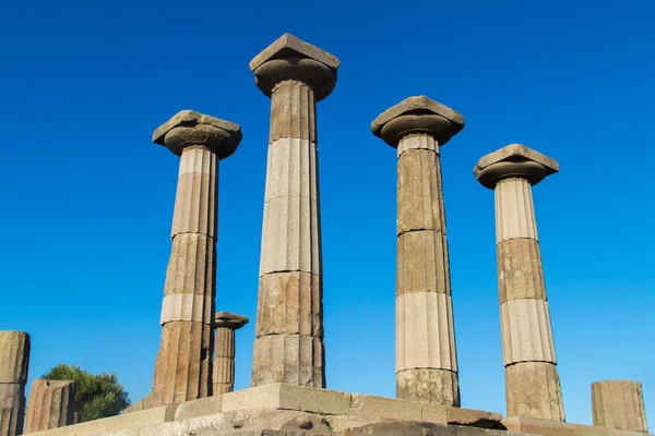 Разрушенные колонны Афинского шаблона — стоковое фото