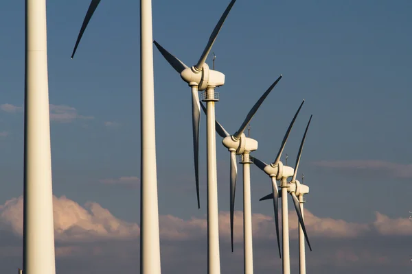 Moulins à vent pour l'électricité renouvelable — Photo