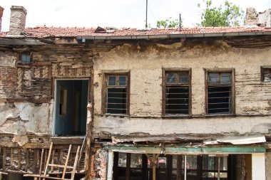 terk edilmiş eski bir ev