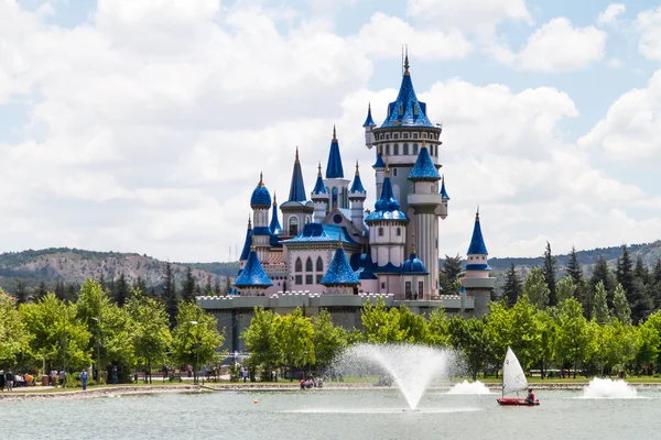 Märchenschloss im Park — Stockfoto