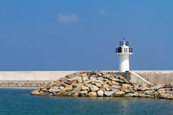 Costa do Mar com Farol Branco — Fotografia de Stock