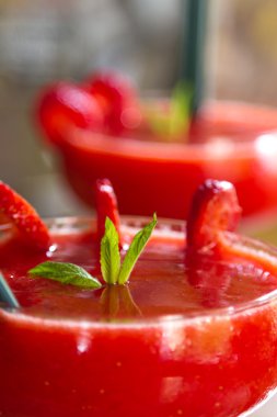 Çilek meyve ile soğuk kokteyl