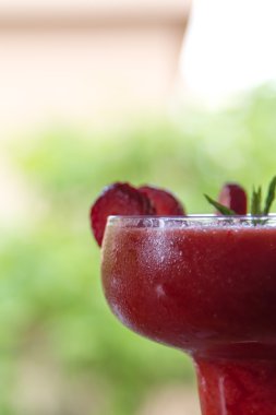 Çilek meyve ile soğuk kokteyl