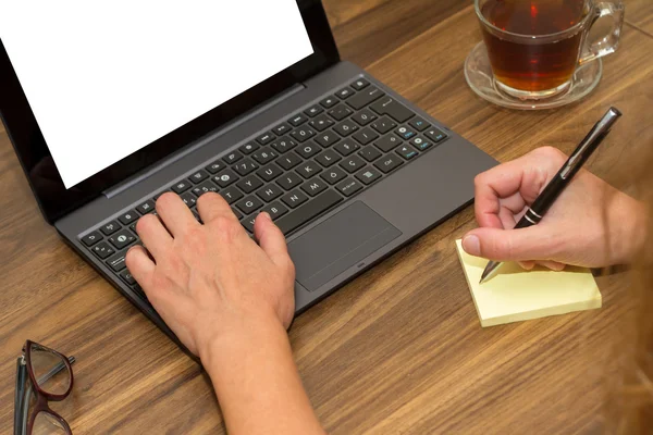 Femme d'affaires travaillant sur la table de bureau — Photo