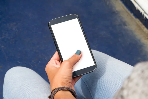 Vrouwelijke hand bedrijf slimme telefoon — Stockfoto