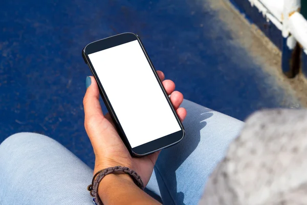 Mano femenina sosteniendo el teléfono inteligente —  Fotos de Stock