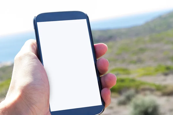 Hand met slimme telefoon in de natuur — Stockfoto